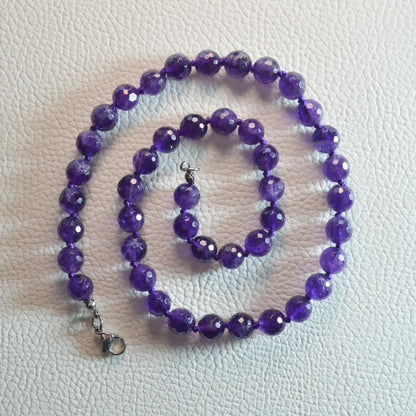 Handgemachte Amethyst Halskette mit facettierten Kristallperlen – hochwertiger Naturstein-Schmuck.