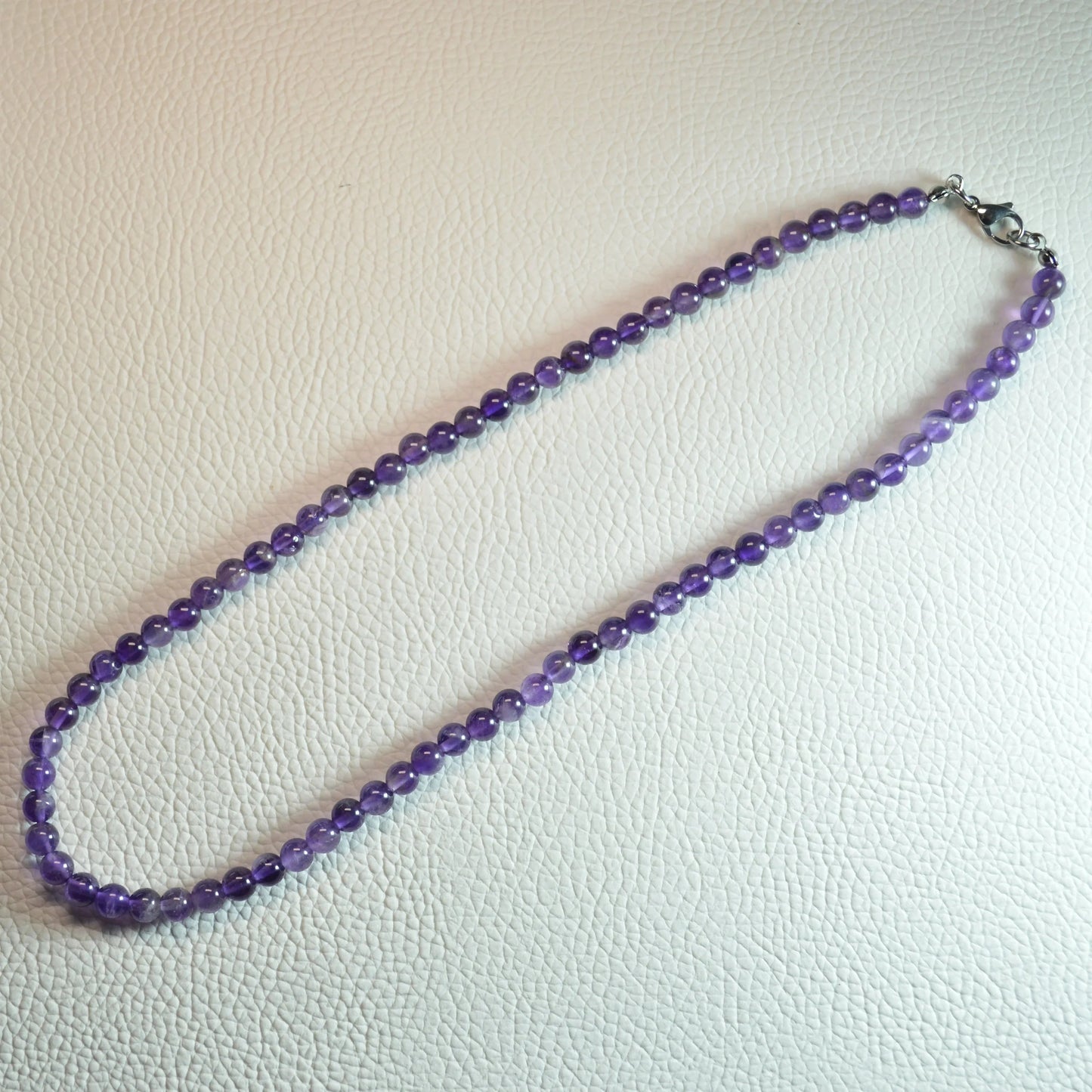 Handgemachte Amethyst Halskette mit  Kristallperlen – hochwertiger Naturstein-Schmuck.