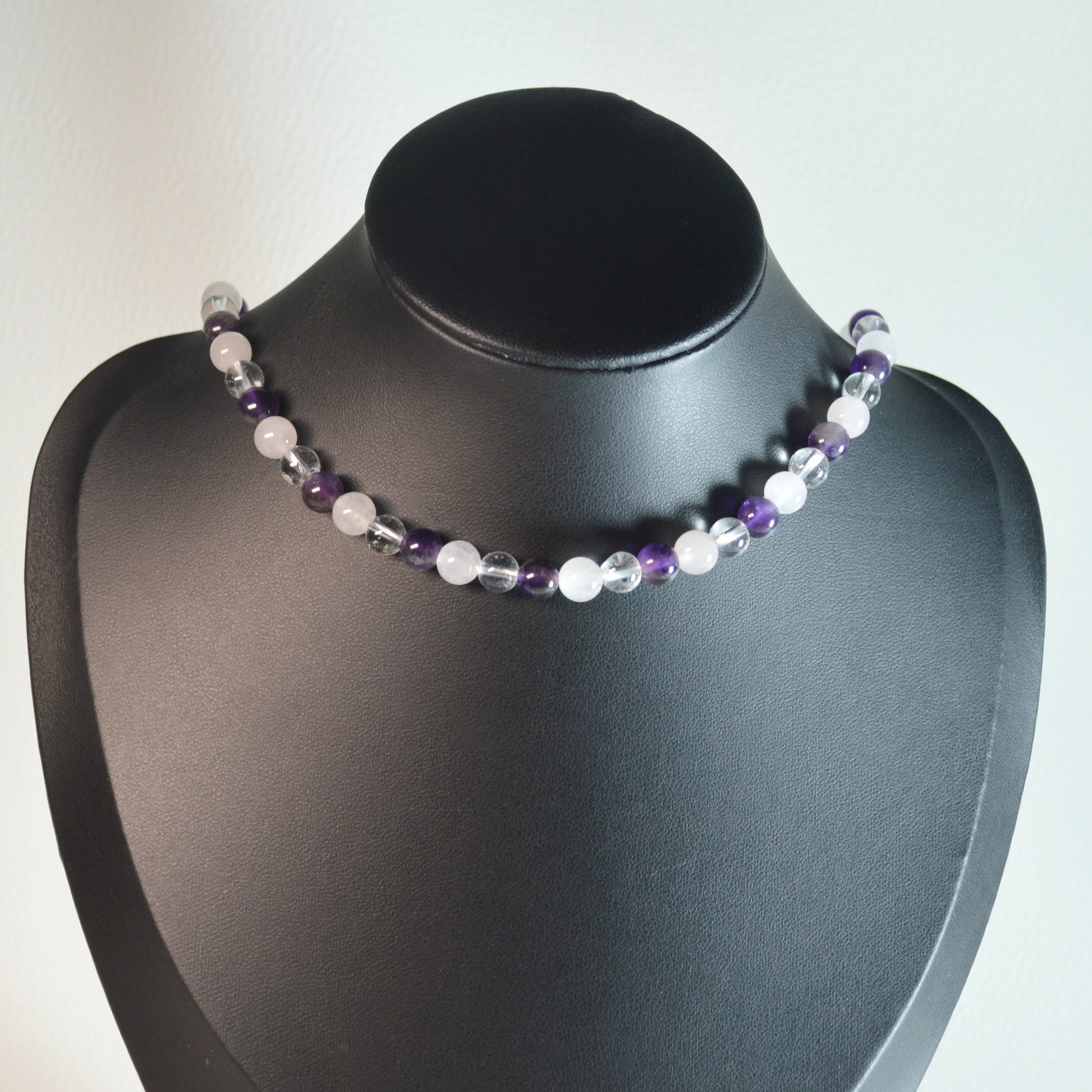 Handgemachte Amethyst Rosenquarz Bergkristall Halskette mit 6mm Kristallperlen – hochwertiger Naturstein-Schmuck auf Büste.