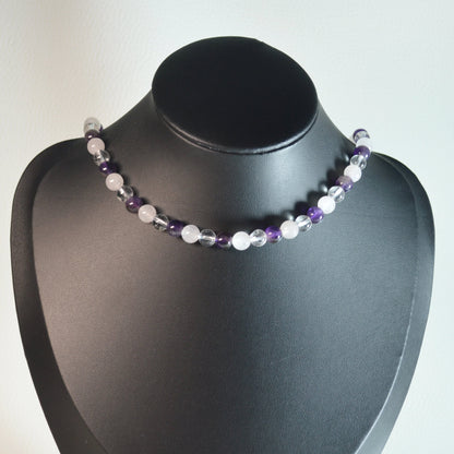 Handgemachte Amethyst Rosenquarz Bergkristall Halskette mit 6mm Kristallperlen – hochwertiger Naturstein-Schmuck auf Büste.