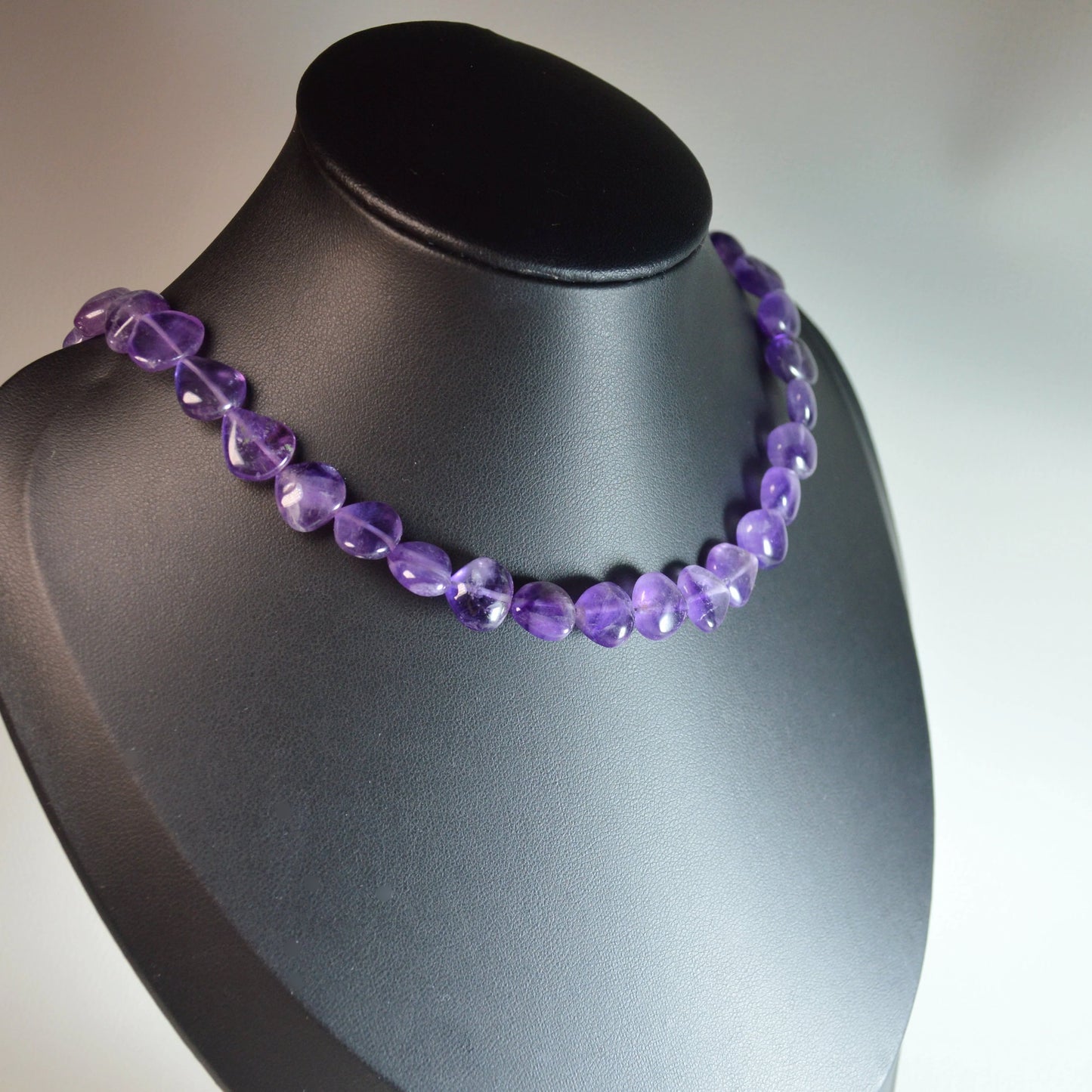 Handgemachte Amethyst Tropfen Halskette  extra Qualität – hochwertiger Naturstein-Schmuck. Auf Büste.