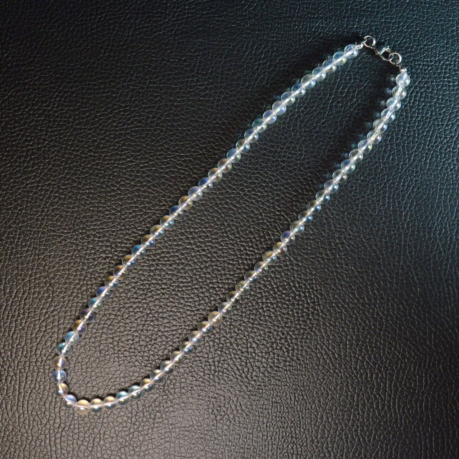 Handgemachte Angel Aura Bergkristall Halskette mit klaren 6mm Kristallperlen – hochwertiger Naturstein-Schmuck auf Büste.