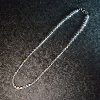 Handgemachte Angel Aura Bergkristall Halskette mit klaren 6mm Kristallperlen – hochwertiger Naturstein-Schmuck auf Büste.