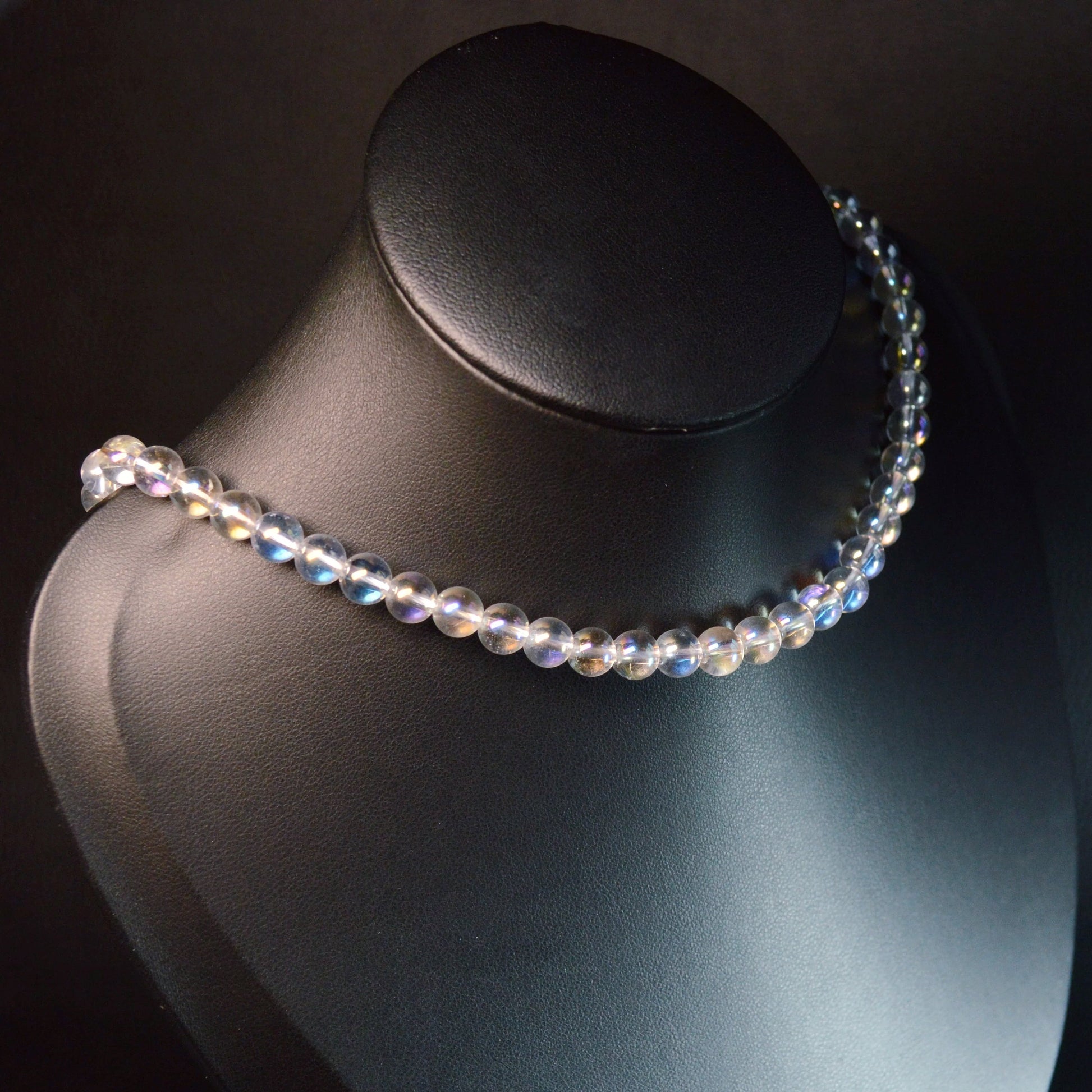 Handgemachte Angel Aura Bergkristall Halskette mit klaren 8mm Kristallperlen – hochwertiger Naturstein-Schmuck auf Büste.