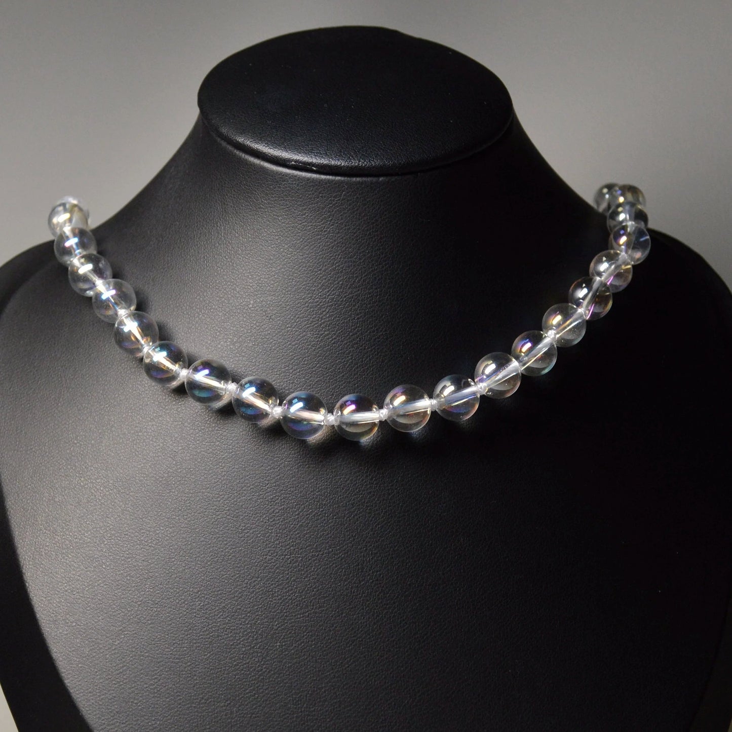 Handgemachte Angel Aura Bergkristall Halskette mit klaren Kristallperlen – hochwertiger Naturstein-Schmuck auf Büste.