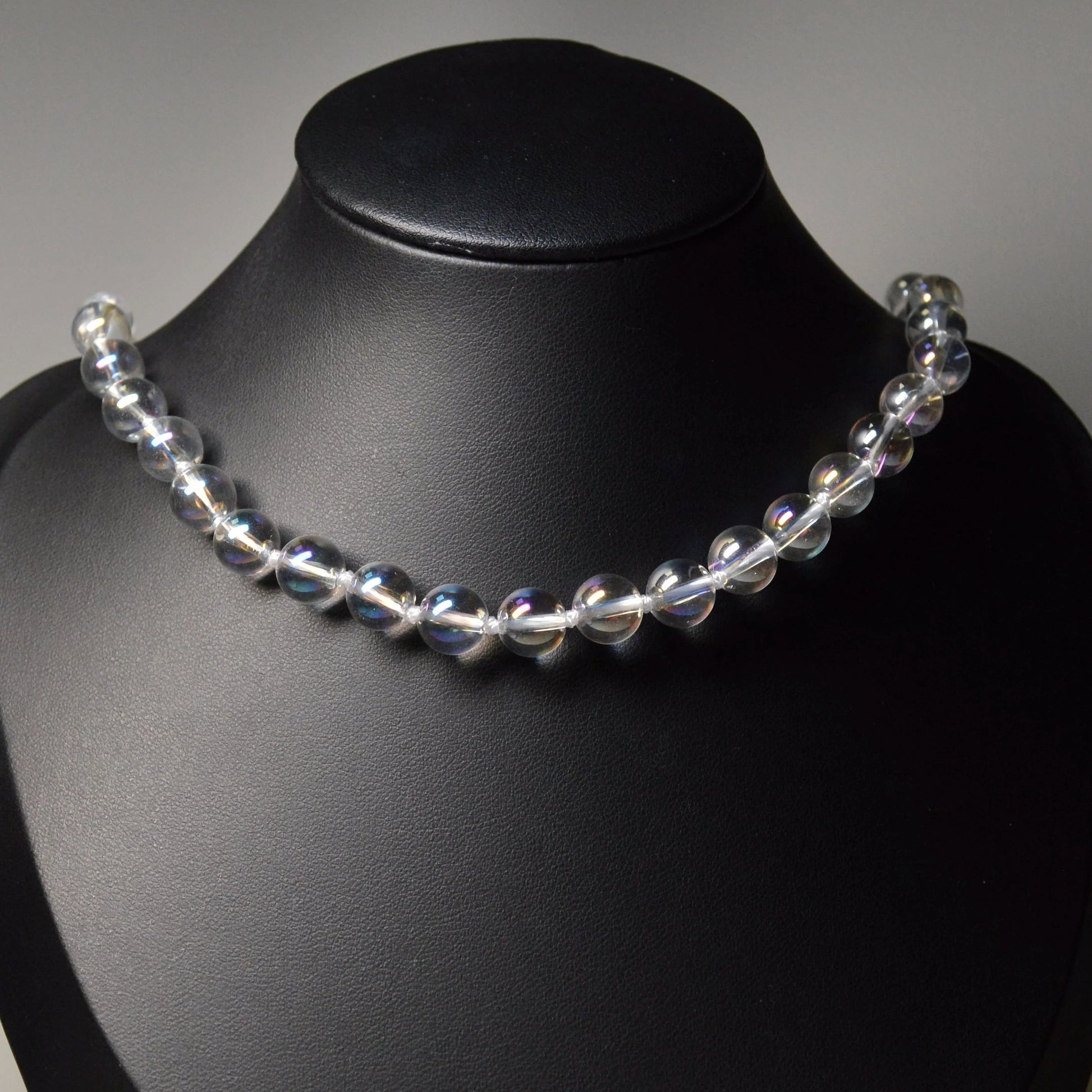 Handgemachte Angel Aura Bergkristall Halskette mit klaren Kristallperlen – hochwertiger Naturstein-Schmuck auf Büste.