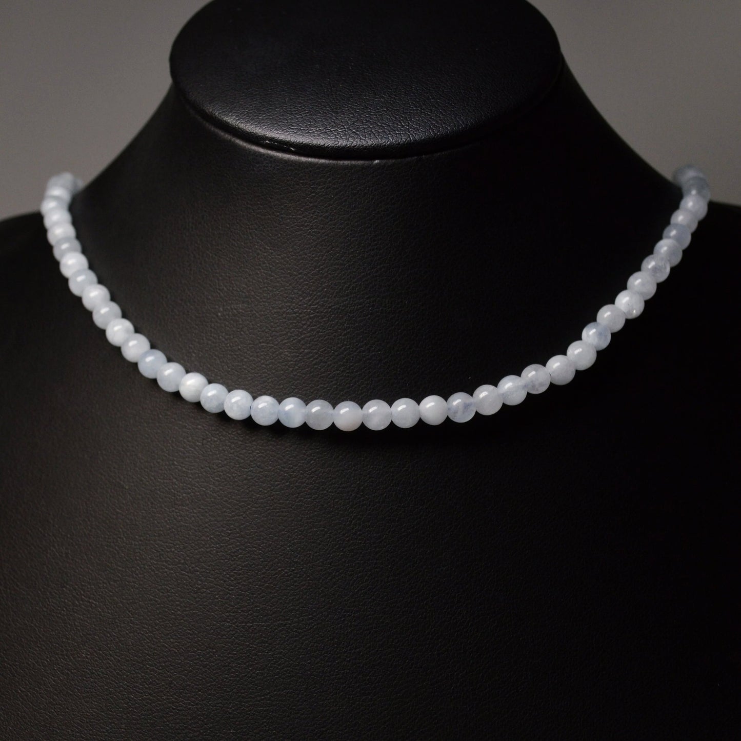 Handgemachte Aquamarin Halskette mit  Kristallperlen – hochwertiger Naturstein-Schmuck auf Büste.