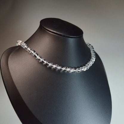 Handgemachte Bergkristall Halskette mit klaren Kristallperlen – hochwertiger Naturstein-Schmuck auf Büste.