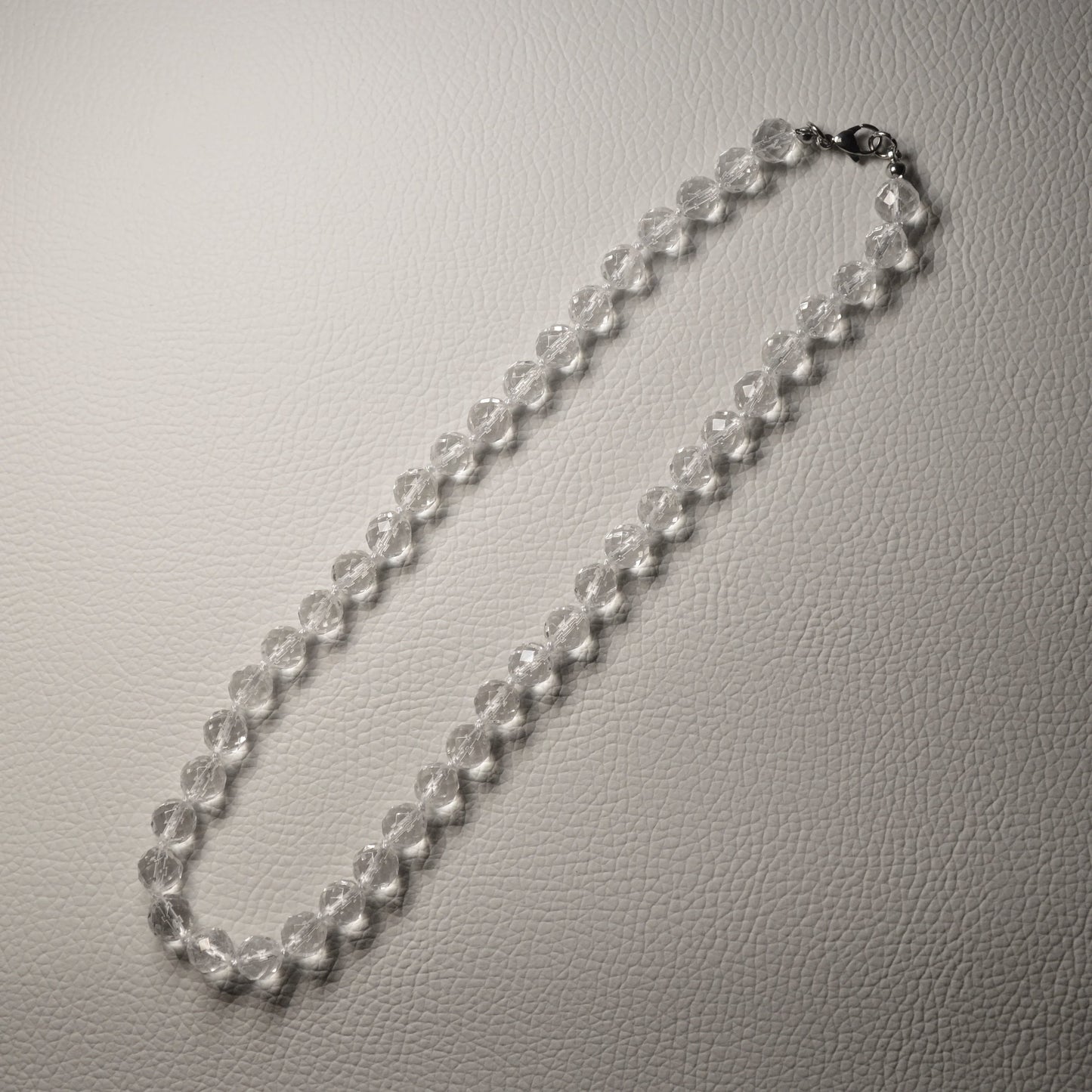 Handgemachte Bergkristall Halskette mit facettierten Kristallperlen – hochwertiger Naturstein-Schmuck.