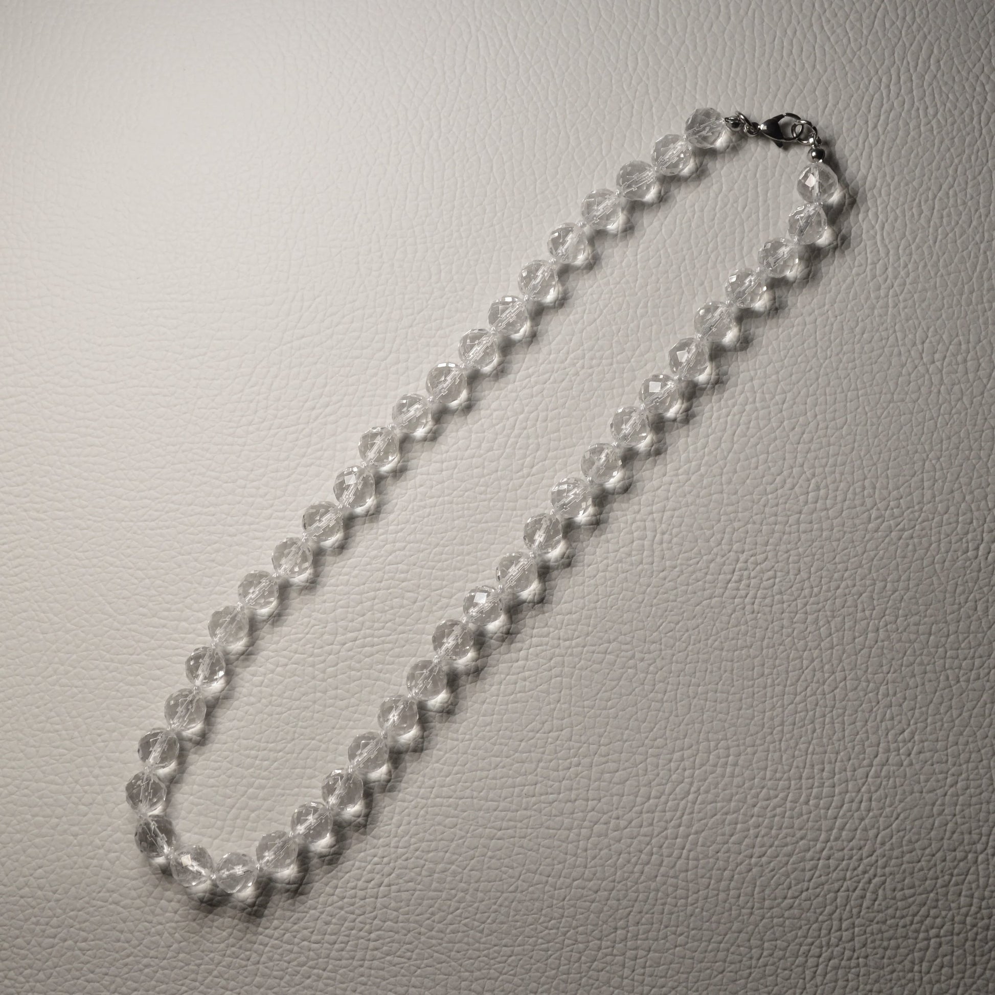 Handgemachte Bergkristall Halskette mit facettierten Kristallperlen – hochwertiger Naturstein-Schmuck.