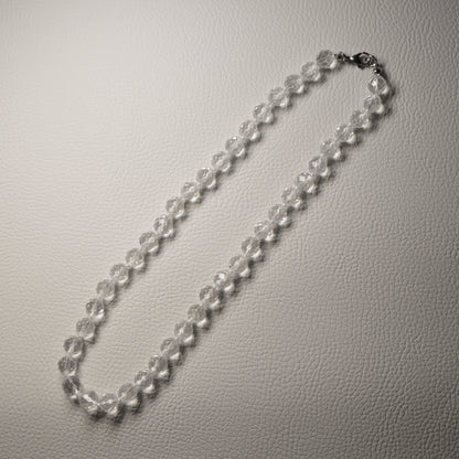 Handgemachte Bergkristall Halskette mit facettierten Kristallperlen – hochwertiger Naturstein-Schmuck.