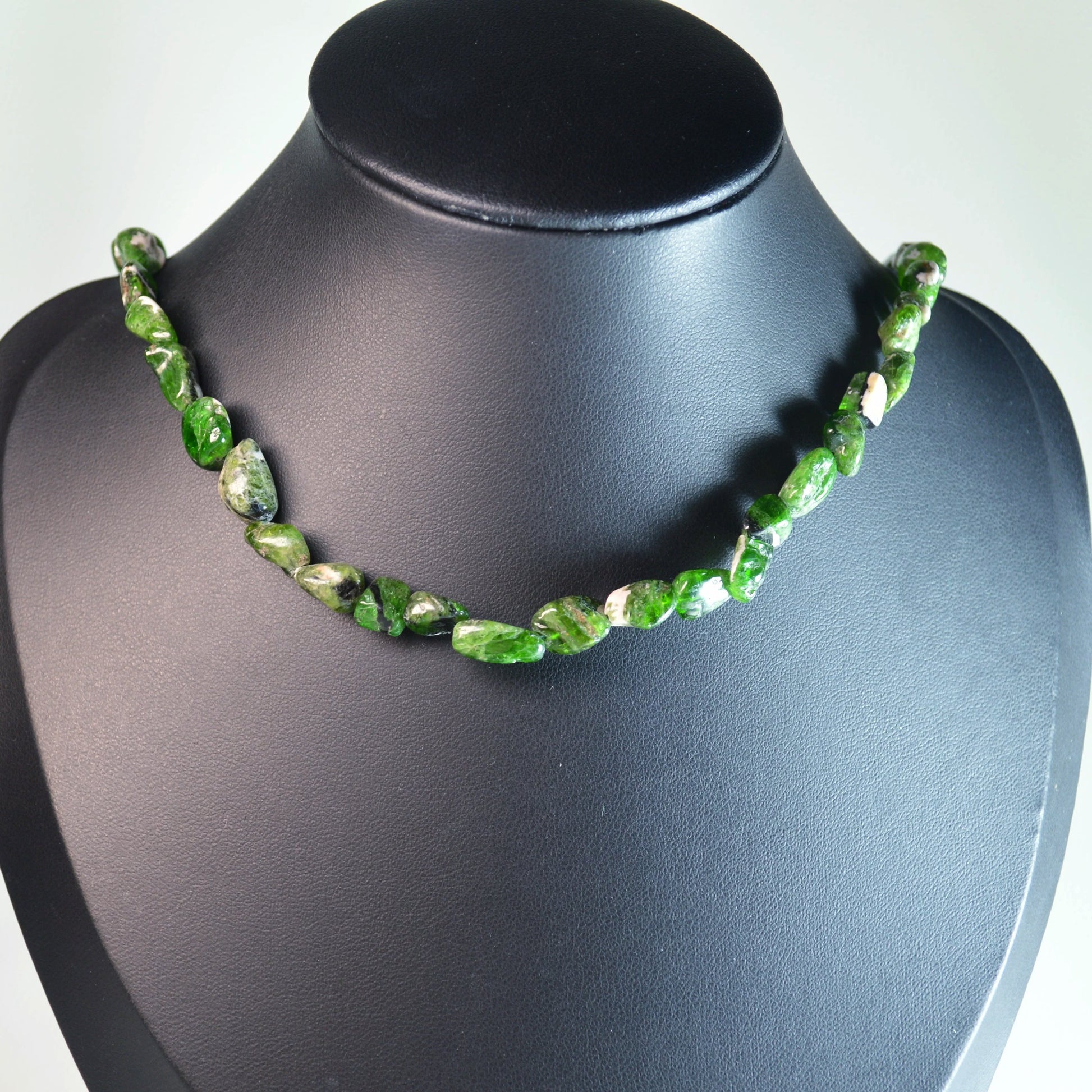 Handgemachte Chromdiopsid Halskette auf Büste – hochwertiger Naturstein-Schmuck.