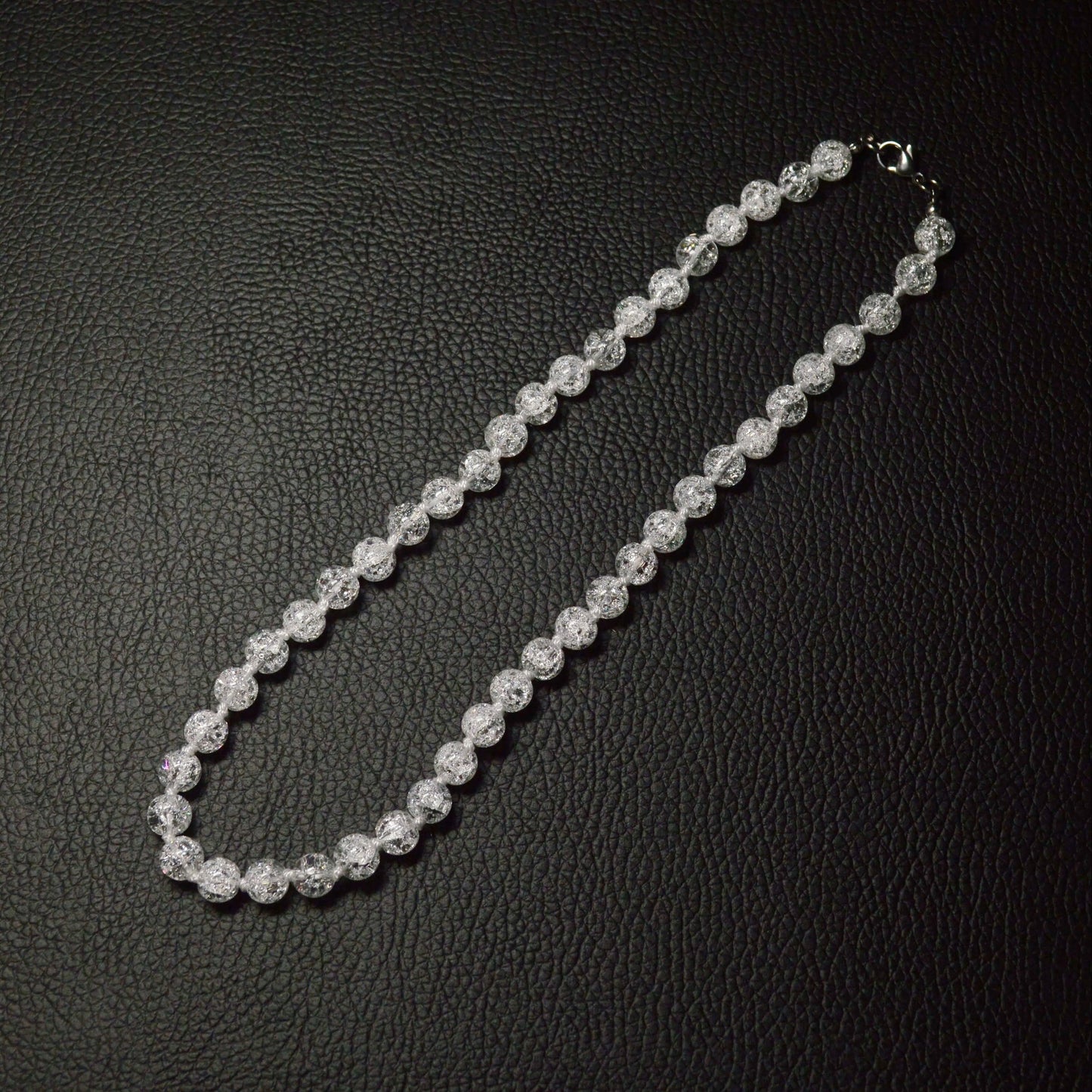 Handgemachte Cracked Bergkristall Halskette mit funkelnden Kristallperlen – hochwertiger Naturstein-Schmuck.