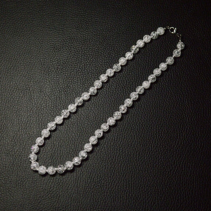 Handgemachte Cracked Bergkristall Halskette mit funkelnden Kristallperlen – hochwertiger Naturstein-Schmuck.