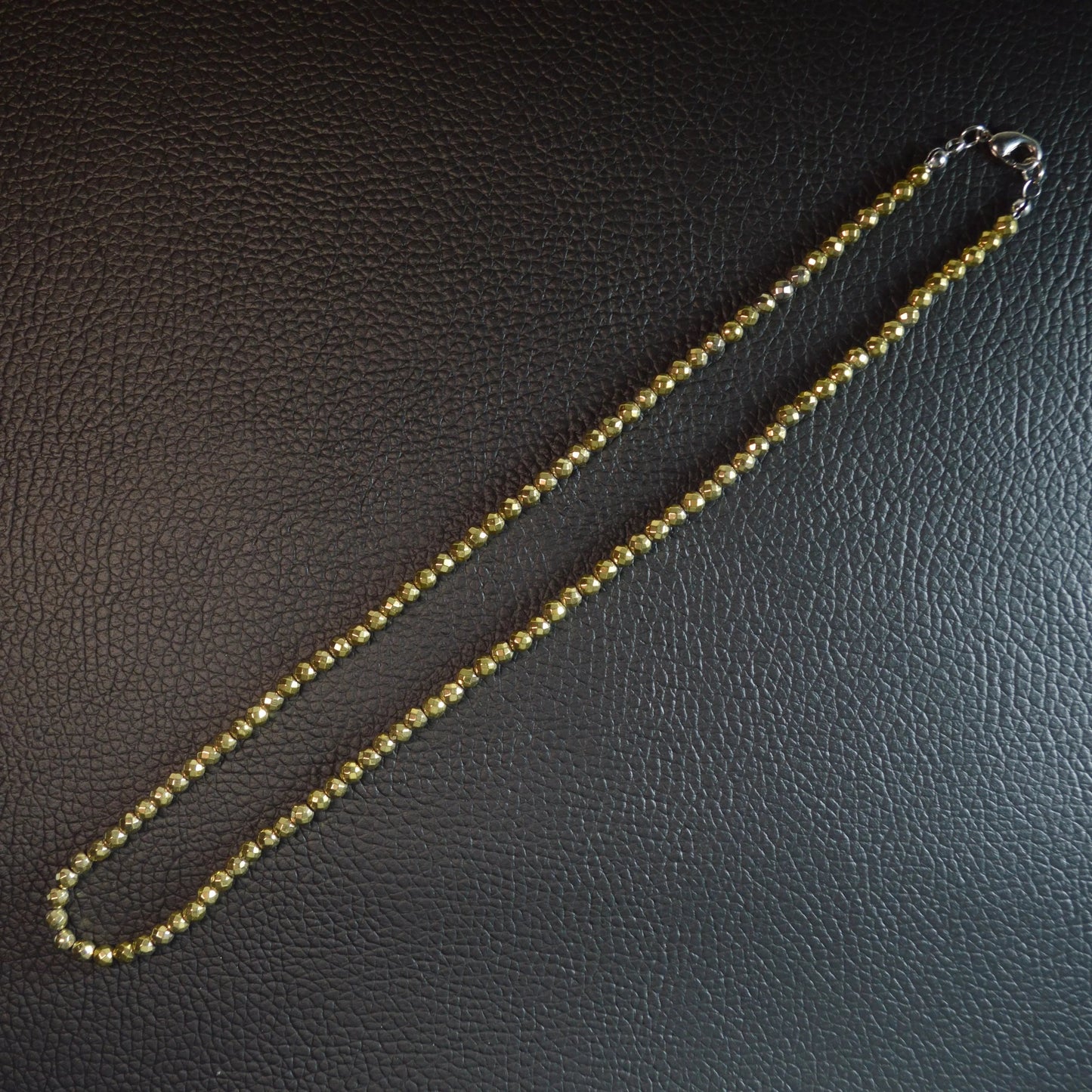Handgemachte Goldene Hämatin Halskette mit facettierten Perlen – hochwertiger Stein Schmuck.