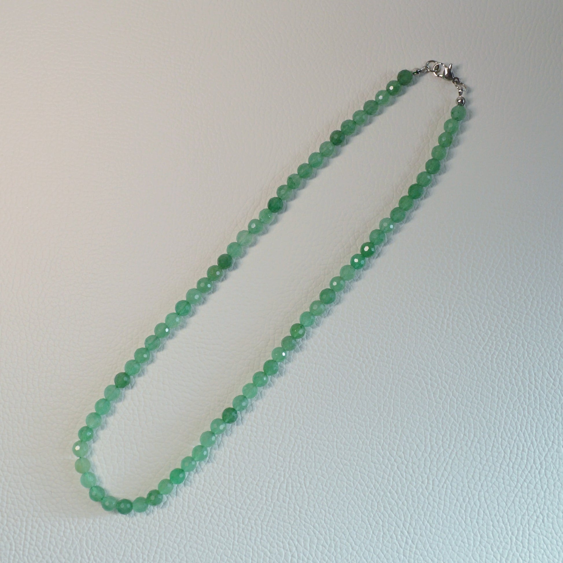 Handgemachte Grüner Aventurin Halskette mit facettierten Kristallperlen – hochwertiger Naturstein-Schmuck.