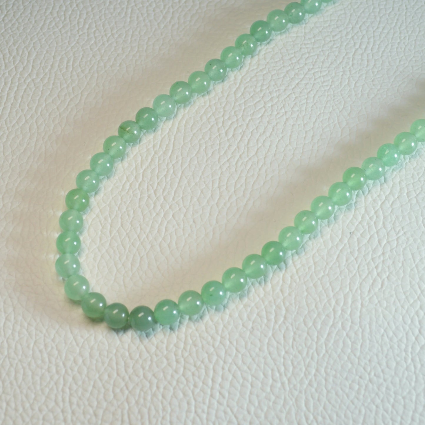 Handgemachte Grüner Aventurin Halskette mit Kristallperlen – hochwertiger Naturstein-Schmuck.