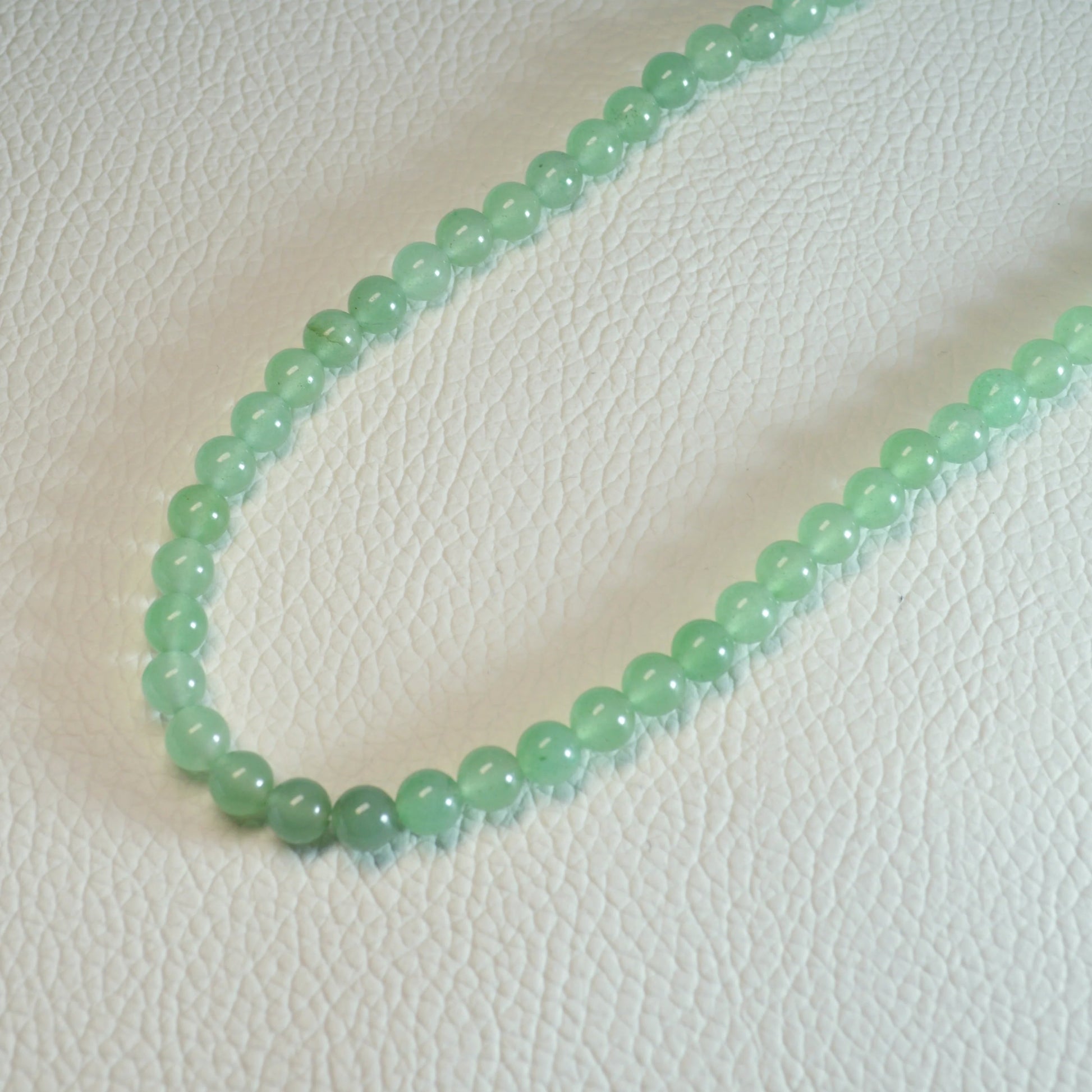 Handgemachte Grüner Aventurin Halskette mit Kristallperlen – hochwertiger Naturstein-Schmuck.