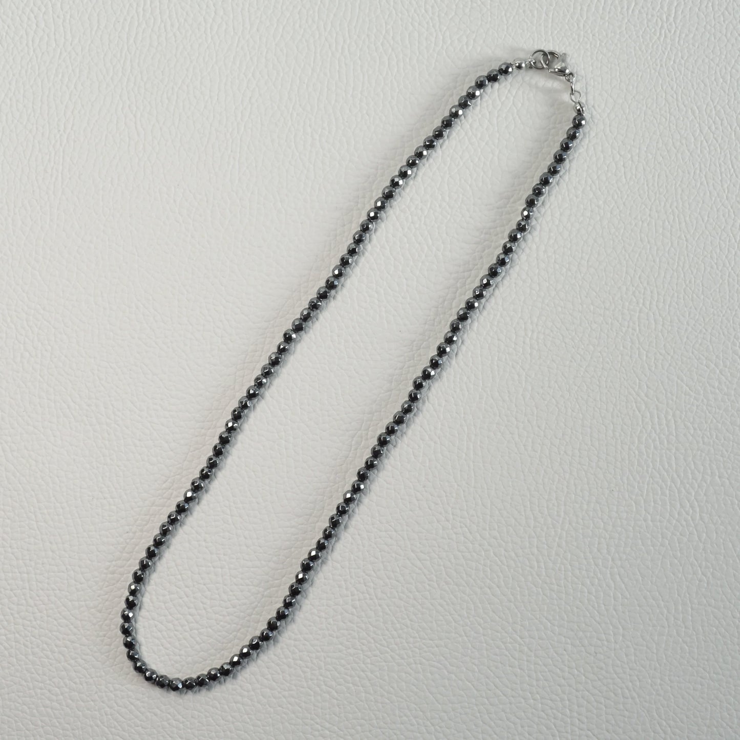 Handgemachte Hämatin Halskette mit facettierten 4mm Perlen – hochwertiger Stein-Schmuck.