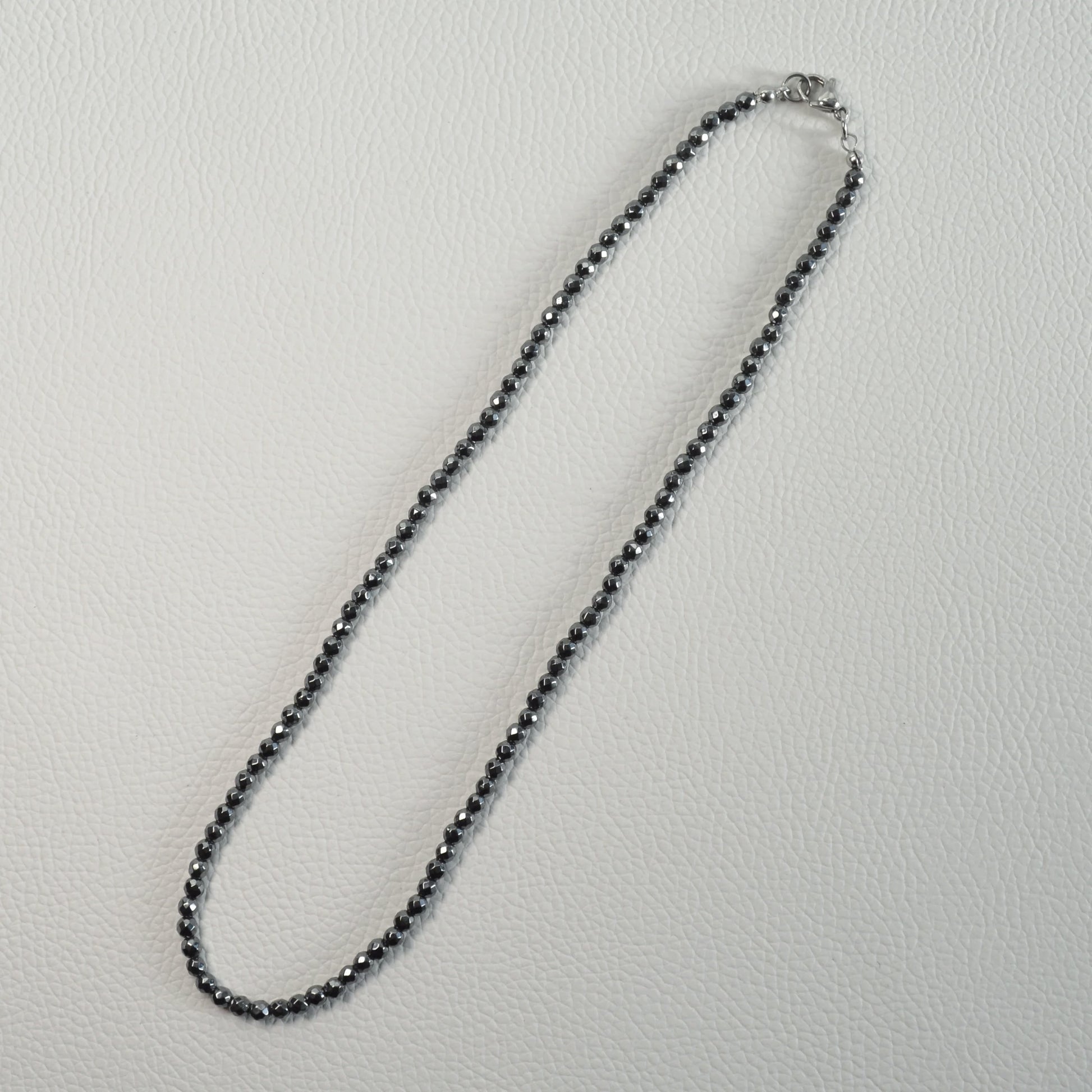Handgemachte Hämatin Halskette mit facettierten 4mm Perlen – hochwertiger Stein-Schmuck.