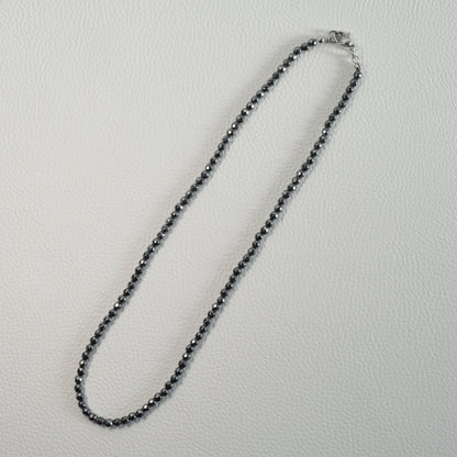 Handgemachte Hämatin Halskette mit facettierten 4mm Perlen – hochwertiger Stein-Schmuck.