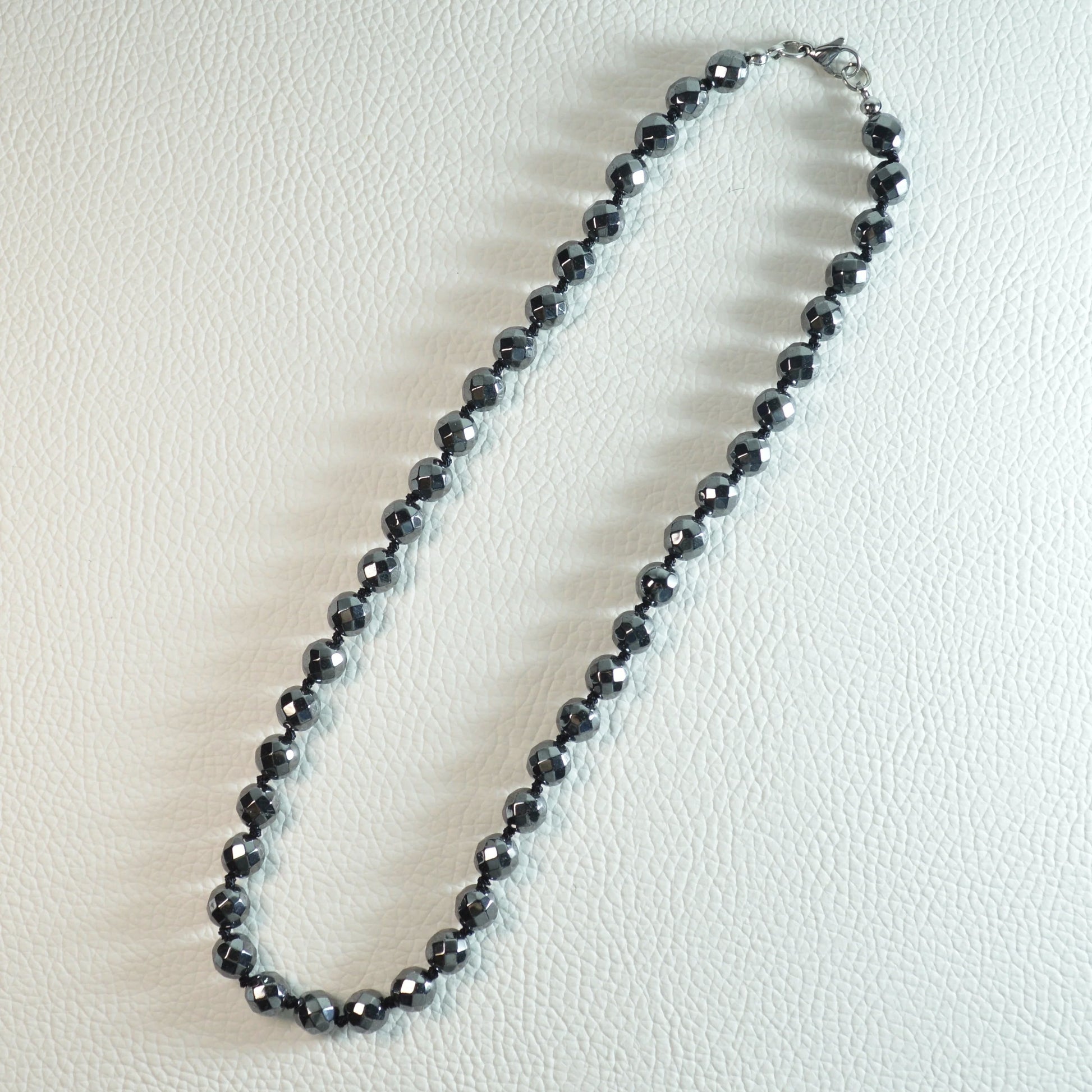 Handgemachte Hämatin Halskette mit facettierten 8mm Perlen – hochwertiger Stein-Schmuck.