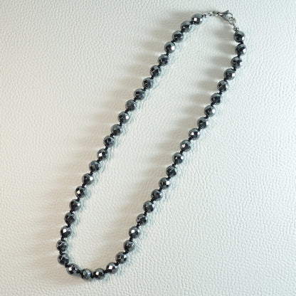 Handgemachte Hämatin Halskette mit facettierten 8mm Perlen – hochwertiger Stein-Schmuck.