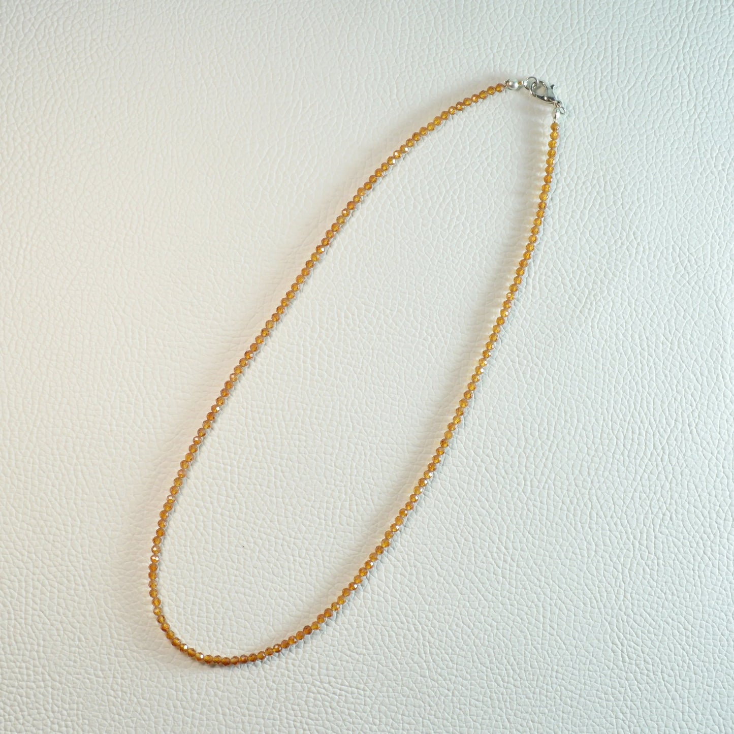 Handgemachte Hessonit Granat Halskette mit facettierten Kristallperlen – hochwertiger Naturstein-Schmuck.