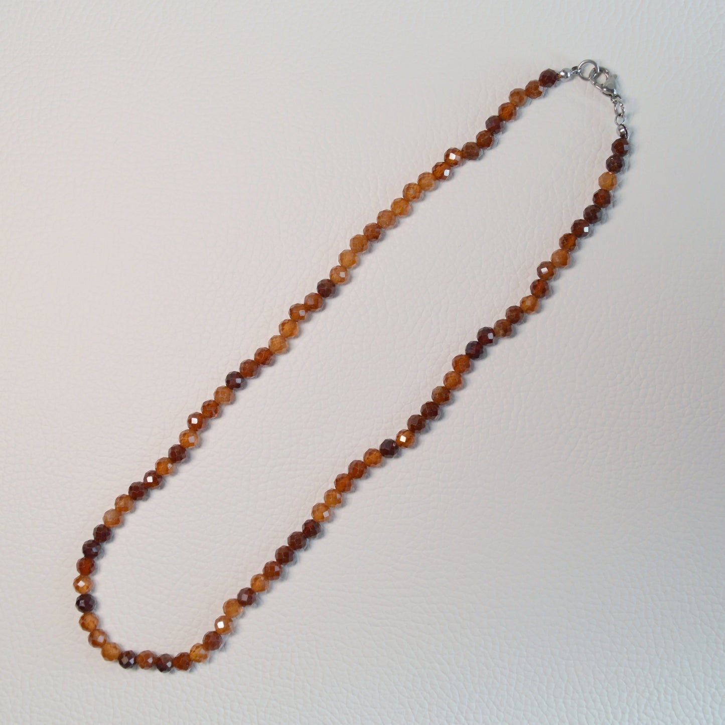 Handgemachte Hessonit Granat Halskette mit facettierten Kristallperlen – hochwertiger Naturstein-Schmuck.