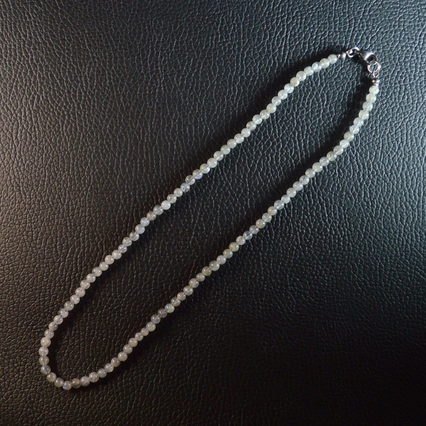 Handgemachte Labradorit Halskette mit 4mm Kristallperlen – hochwertiger Naturstein-Schmuck. Extra Qualität.