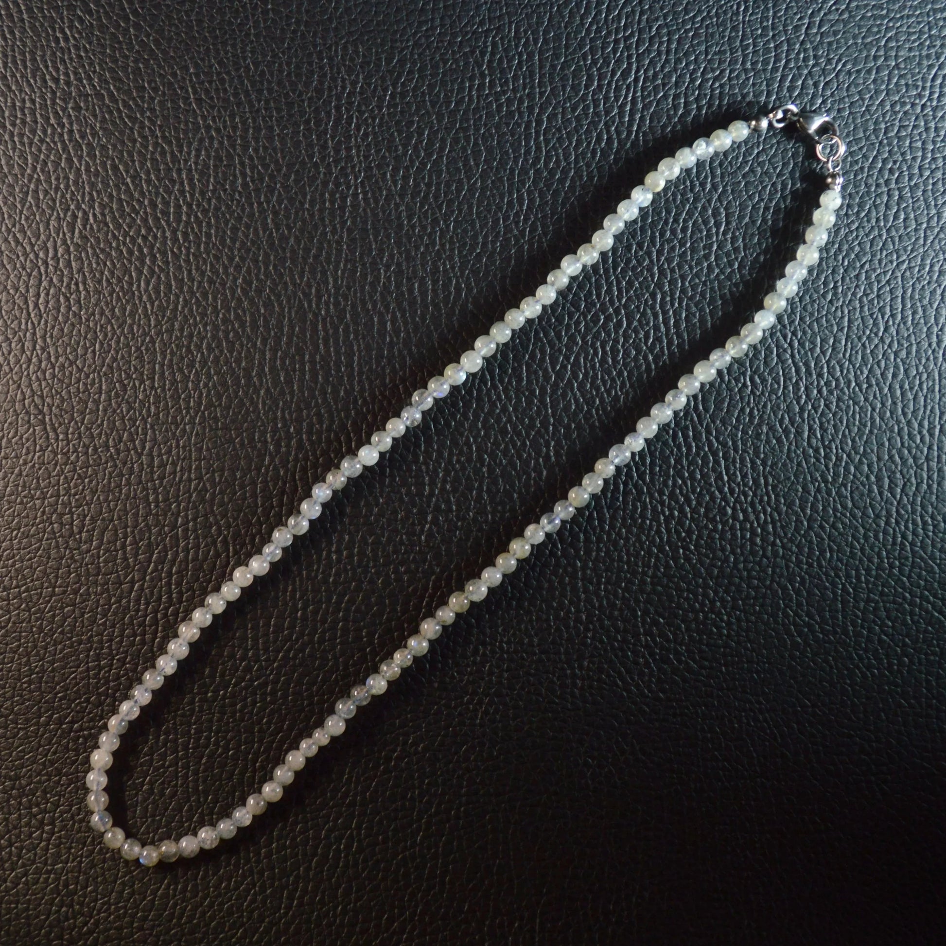 Handgemachte Labradorit Halskette mit 4mm Kristallperlen – hochwertiger Naturstein-Schmuck. Extra Qualität.