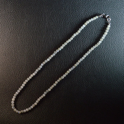 Handgemachte Labradorit Halskette mit 4mm Kristallperlen – hochwertiger Naturstein-Schmuck. Extra Qualität.