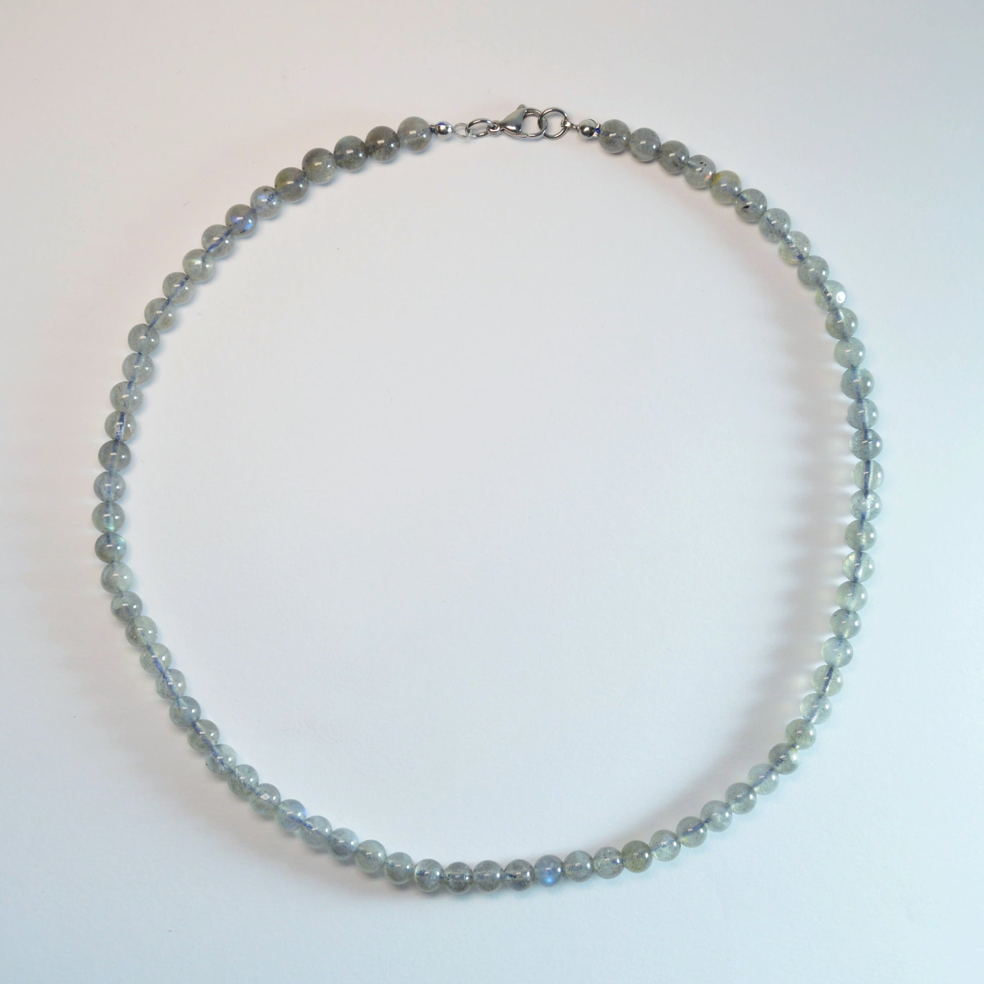 Handgemachte Labradorit Halskette mit 6mm Kristallperlen – hochwertiger Naturstein-Schmuck.