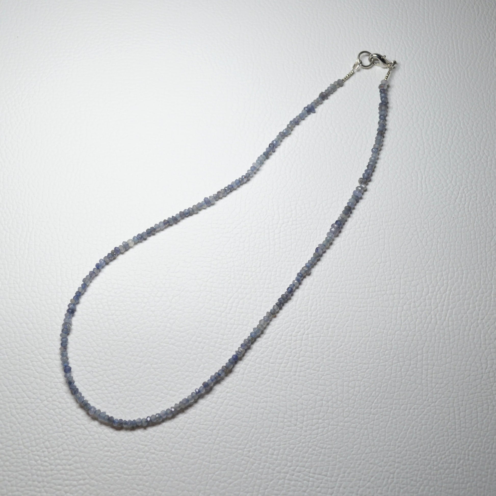 Handgemachte Labradorit Halskette mit facettierten Kristallperlen – hochwertiger Naturstein-Schmuck.