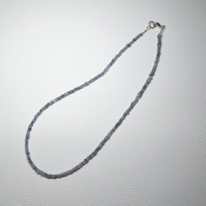 Handgemachte Labradorit Halskette mit facettierten Kristallperlen – hochwertiger Naturstein-Schmuck.