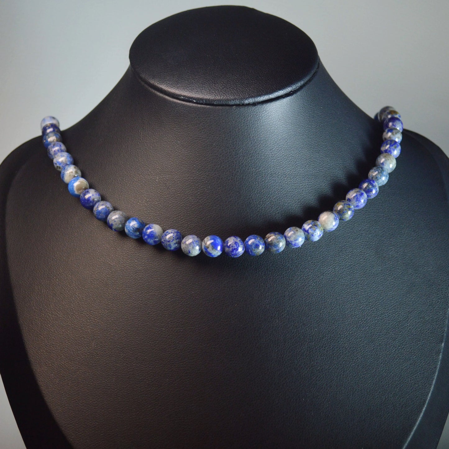 Handgemachte Lapislazuli Halskette mit  Kristallperlen – hochwertiger Naturstein-Schmuck.