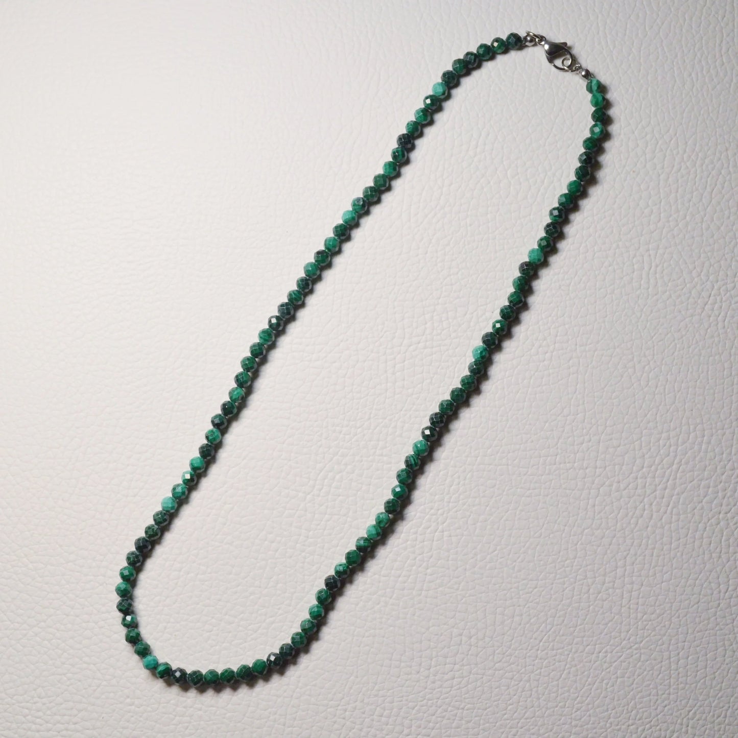 Handgemachte Malachit Halskette mit facettierten Kristallperlen – hochwertiger Naturstein-Schmuck.