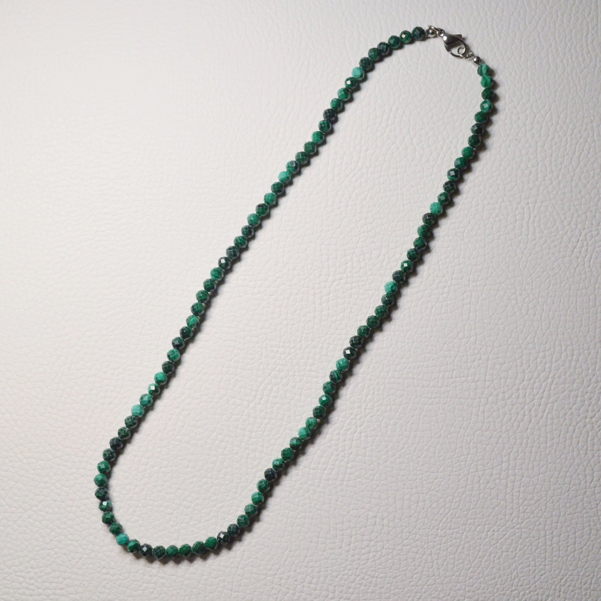 Handgemachte Malachit Halskette mit facettierten Kristallperlen – hochwertiger Naturstein-Schmuck.