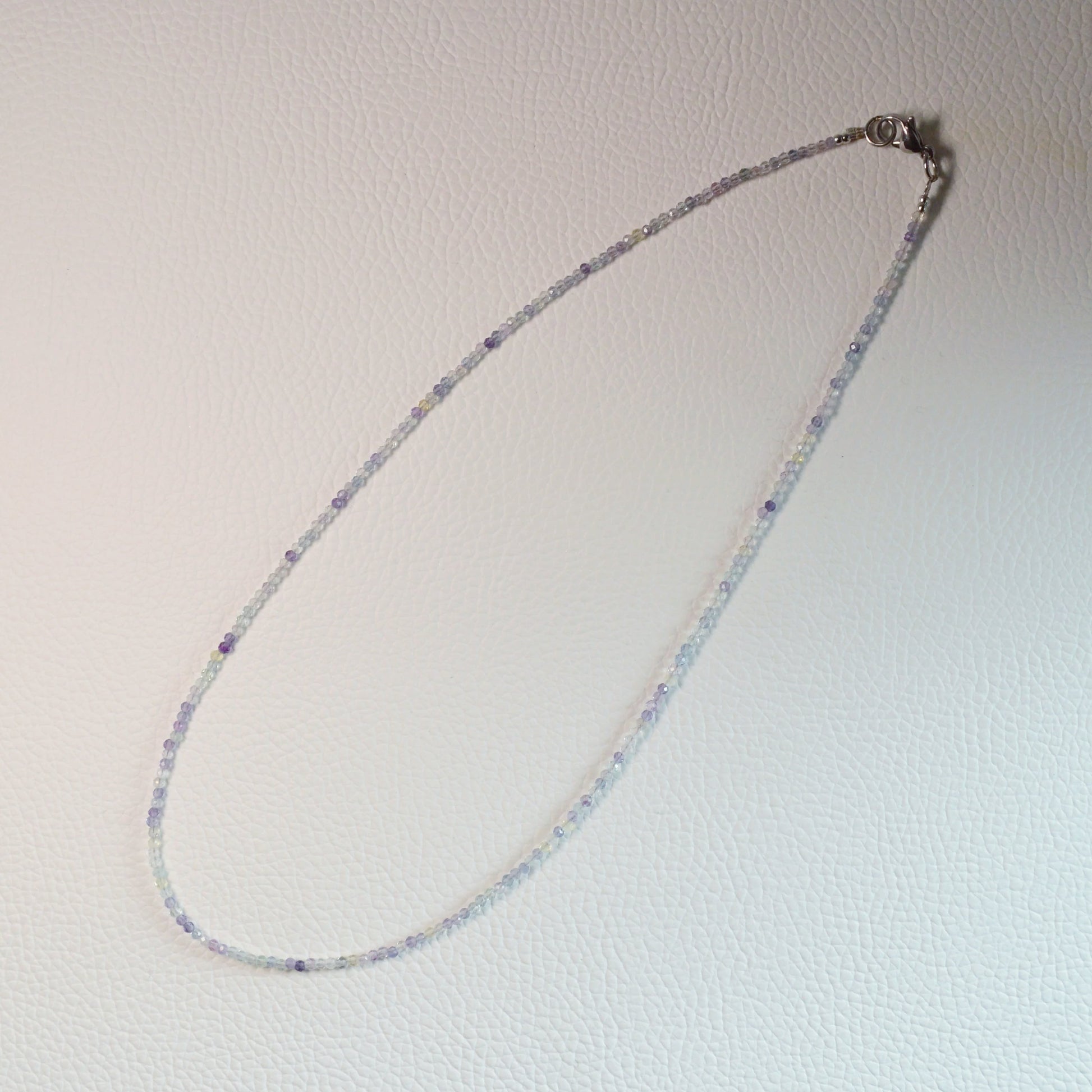 Handgemachte Mehrfarbiger Fluorit Halskette mit facettierten 2mm Kristallperlen – hochwertiger Naturstein-Schmuck.