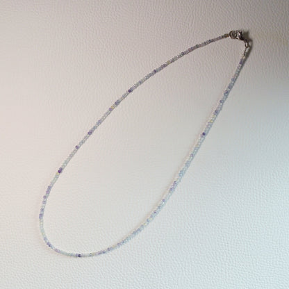 Handgemachte Mehrfarbiger Fluorit Halskette mit facettierten 2mm Kristallperlen – hochwertiger Naturstein-Schmuck.