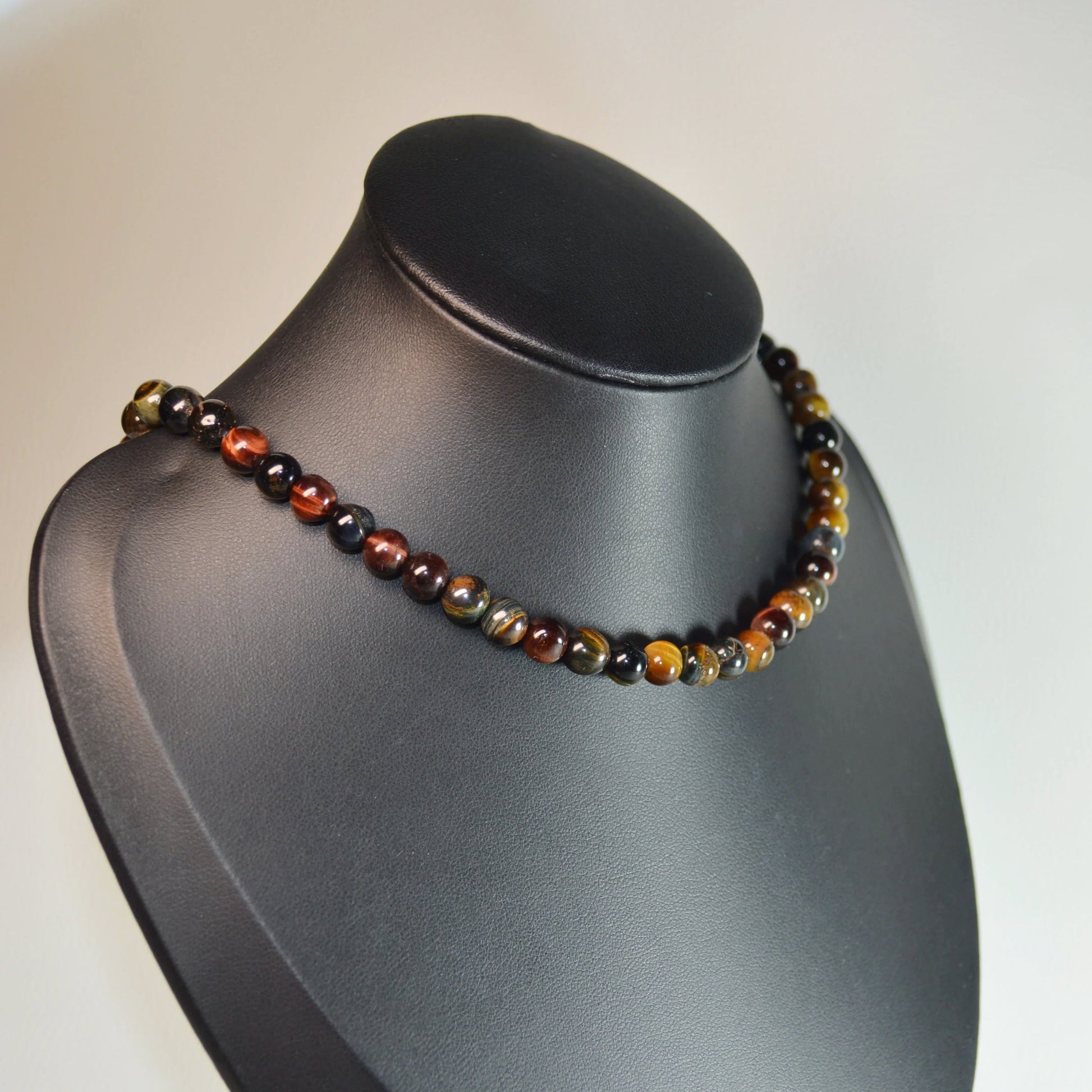 Handgemachte mehrfarbiges Tigerauge Halskette mit 6mm Kristallperlen – hochwertiger Naturstein-Schmuck auf Büste.