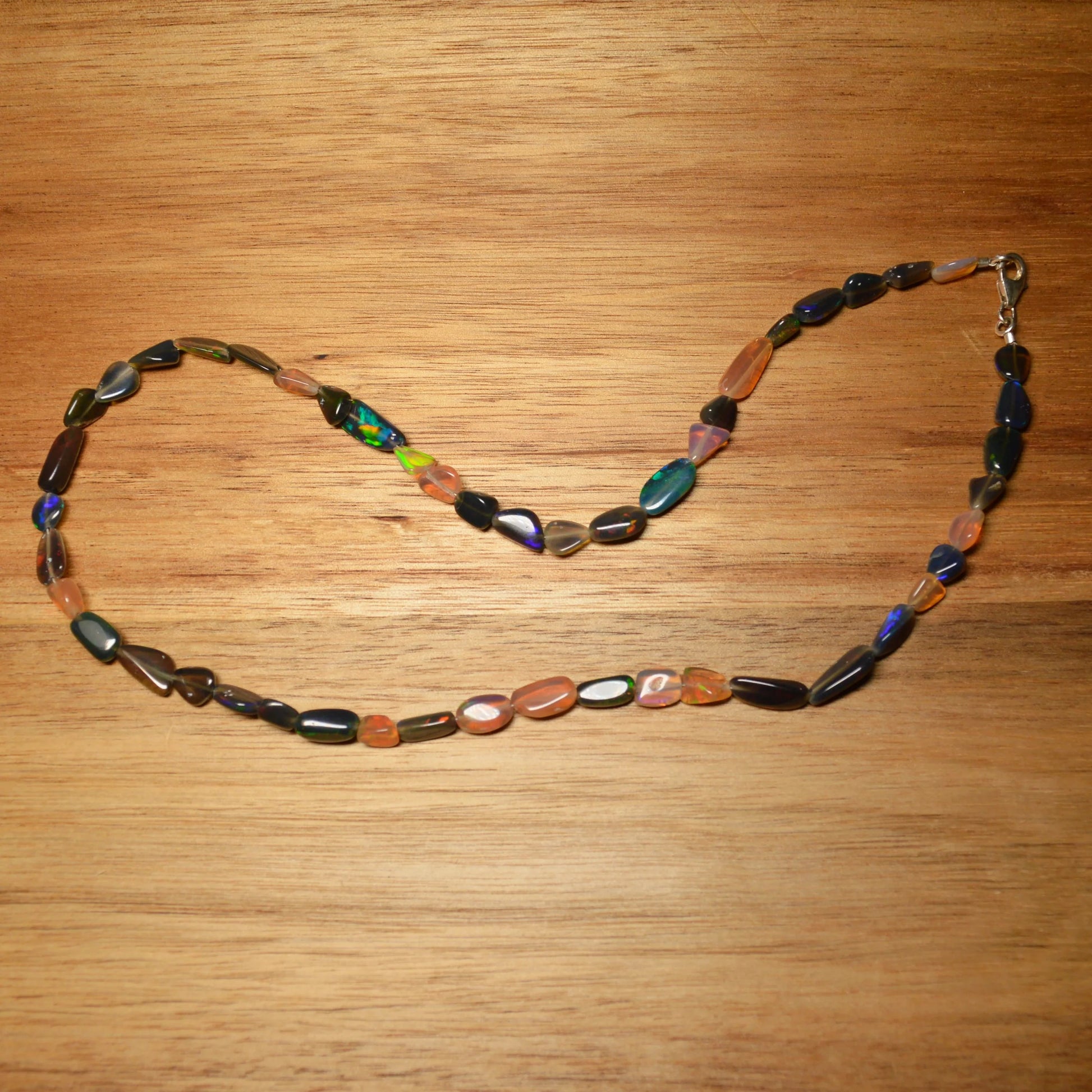 Handgemachte Nugget-Opal Kette mit natürlichen Opal-Nuggets und 45 cm Länge – Gesamtansicht.