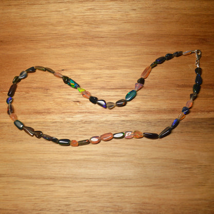 Handgemachte Nugget-Opal Kette mit natürlichen Opal-Nuggets und 45 cm Länge – Gesamtansicht.