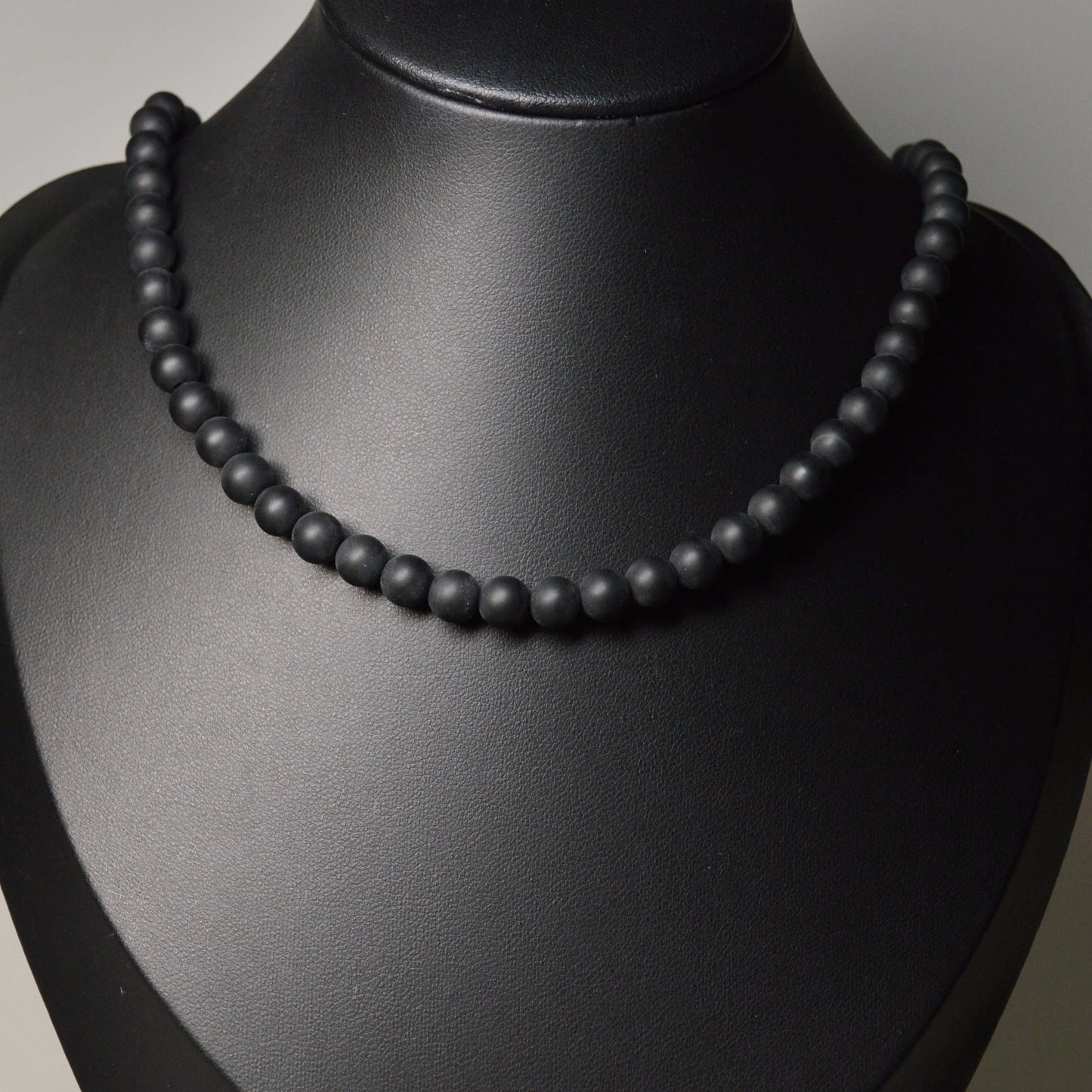 Handgemachte Onyx Halskette mit matten Kristallperlen – hochwertiger Naturstein-Schmuck auf Büste.