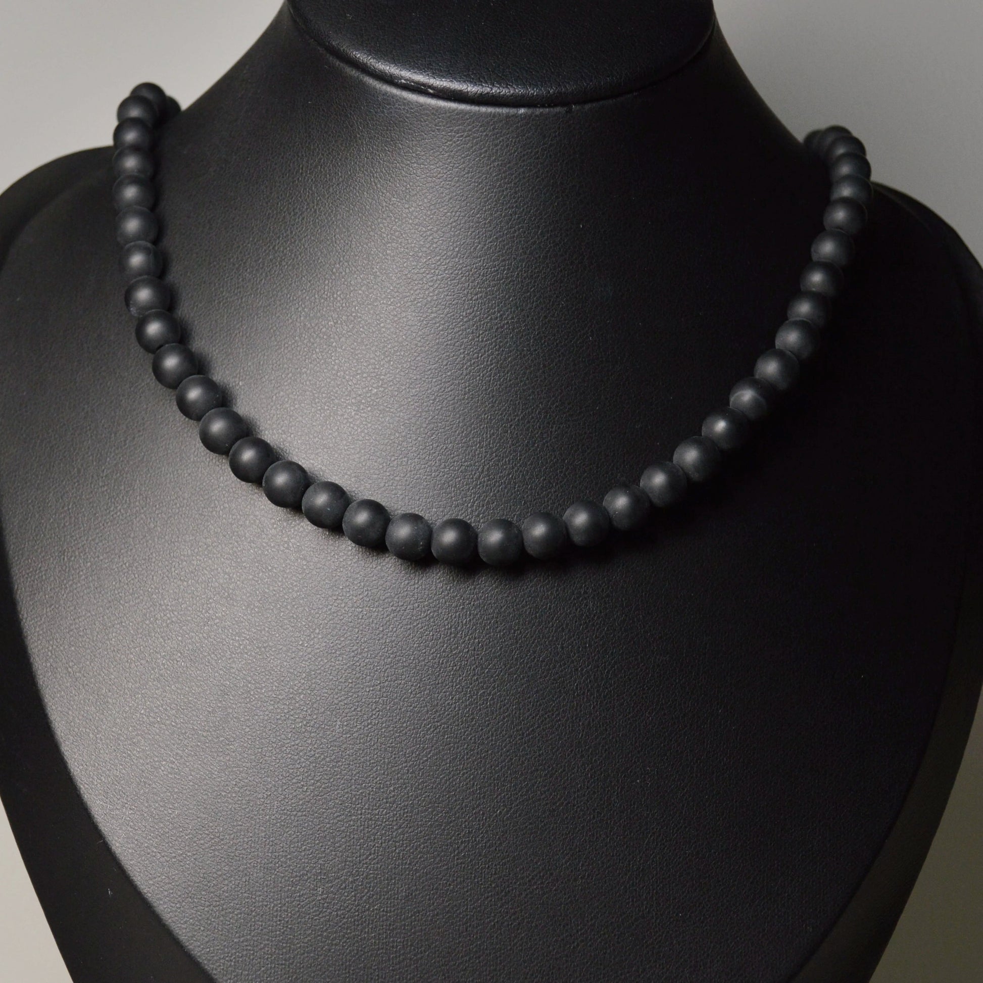 Handgemachte Onyx Halskette mit matten Kristallperlen – hochwertiger Naturstein-Schmuck auf Büste.