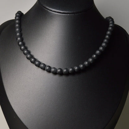 Handgemachte Onyx Halskette mit matten Kristallperlen – hochwertiger Naturstein-Schmuck auf Büste.