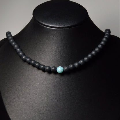 Handgemachte Onyx Halskette mit matten Kristallperlen und Larimar – hochwertiger Naturstein-Schmuck auf Büste.