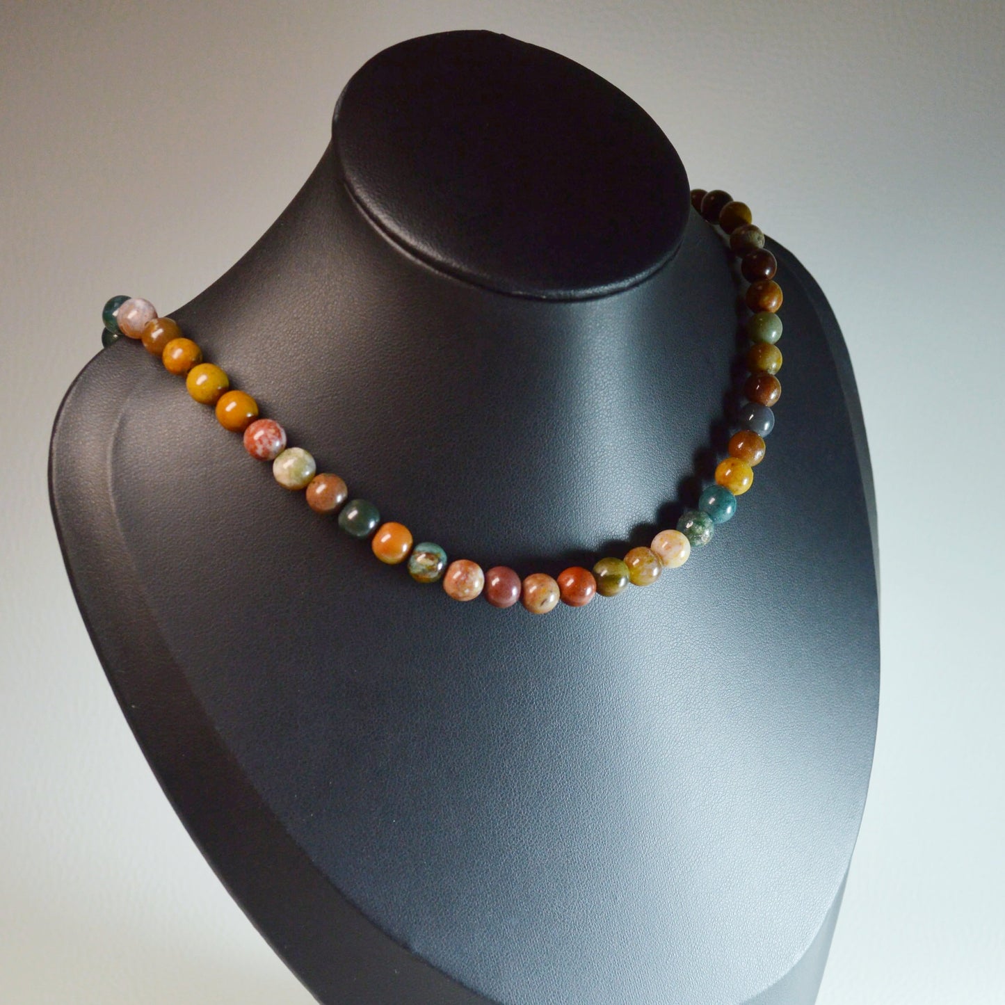 Handgemachte Ozean Japsis Halskette mit bunten 6mm Kristallperlen – hochwertiger Naturstein-Schmuck auf Büste.