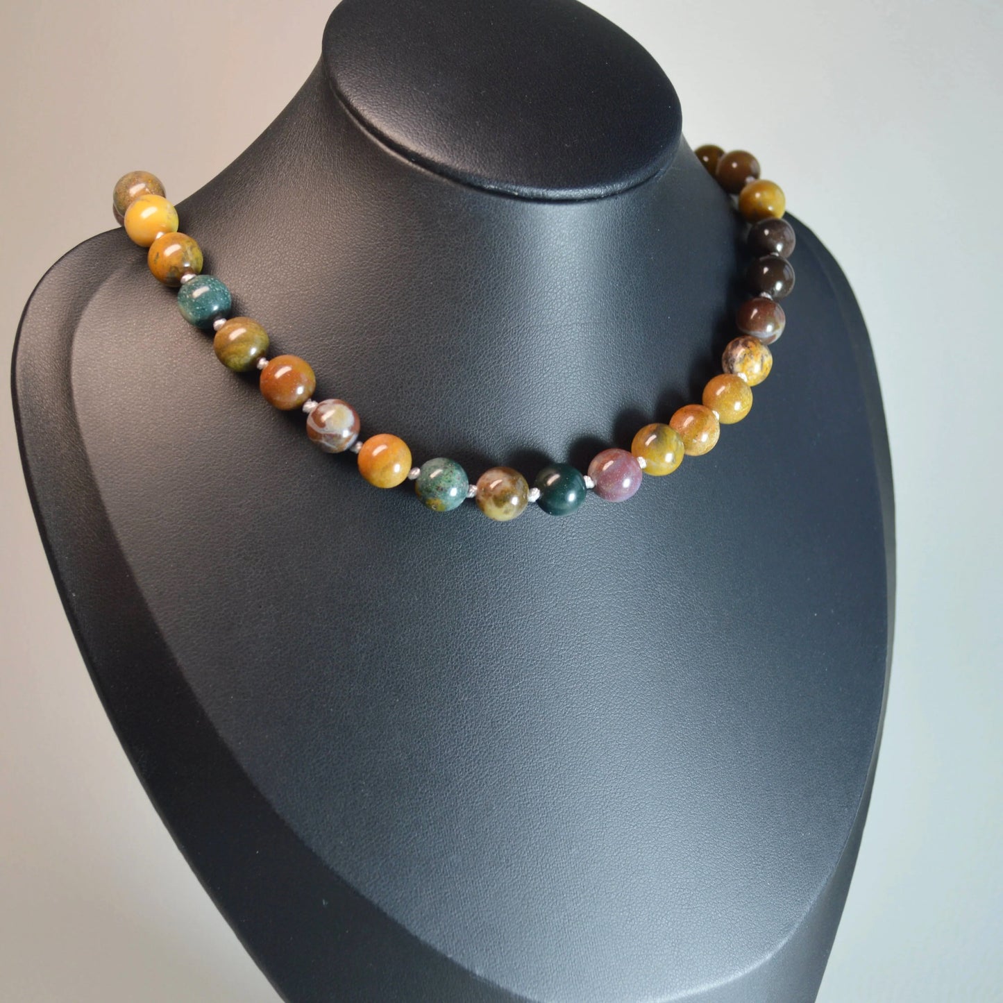 Handgemachte Ozean Japsis Halskette mit bunten 8mm Kristallperlen – hochwertiger Naturstein-Schmuck auf Büste.