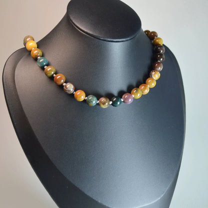 Handgemachte Ozean Japsis Halskette mit bunten 8mm Kristallperlen – hochwertiger Naturstein-Schmuck auf Büste.